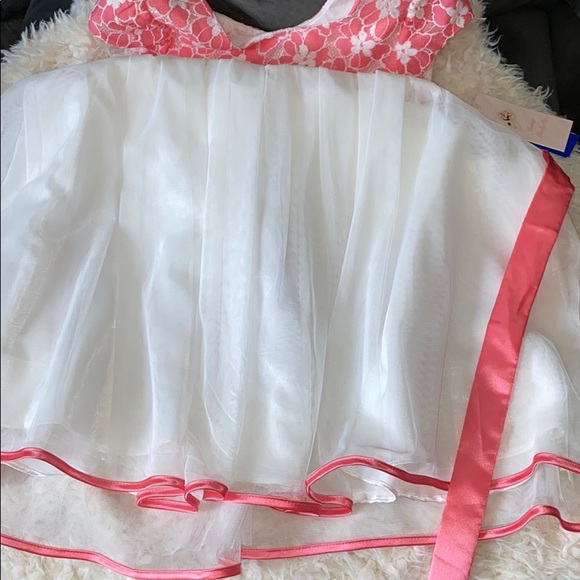 Beautiful lace dress - Picture 3 of 3